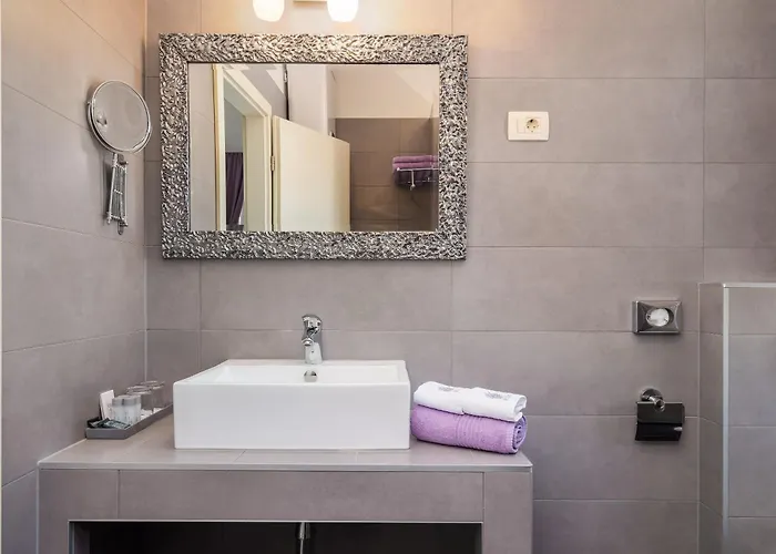 לינה וארוחת בוקר Romantic Luxury 4*