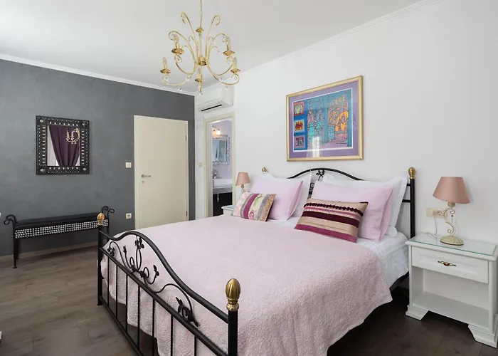 לינה וארוחת בוקר Romantic Luxury