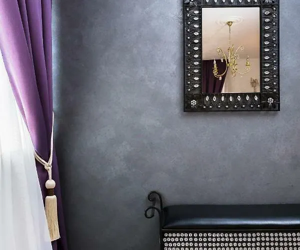 Romantic Luxury לינה וארוחת בוקר 4*